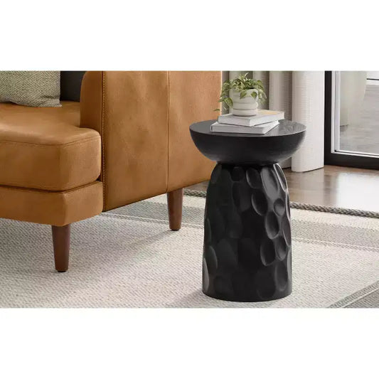 Table d'appoint contemporaine Willis de 13 pouces de large en manguier massif avec biseau en V, noire, assemblée