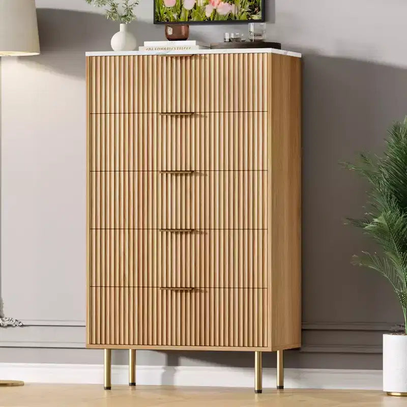 Commode en bois cannelé à 5 tiroirs pour chambre à coucher, commode moderne, grande commode marron avec plateau en faux marbre