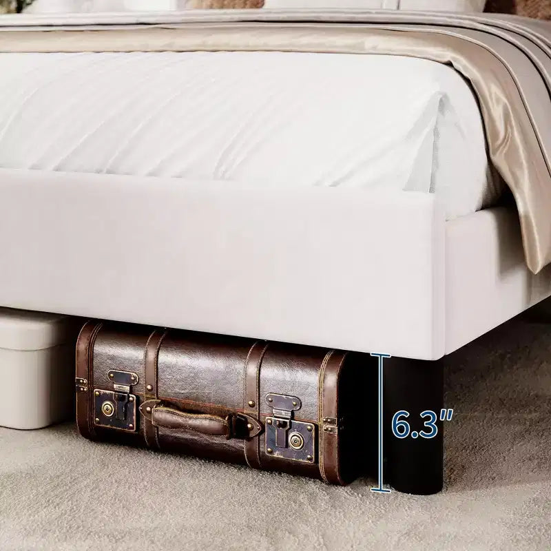 Cadre de lit avec tête de lit capitonnée à oreilles – Plateforme rembourrée à canaux verticaux, lattes en bois renforcées et silencieuses, aucun sommier tapissier requis, blanc