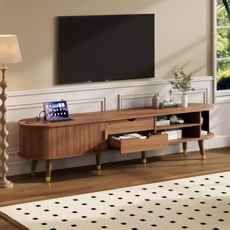 Meuble TV ovale cannelé en bois avec station de recharge pour téléviseurs jusqu'à 80 pouces, console multimédia de style Mid-Century avec porte coulissante à tambour