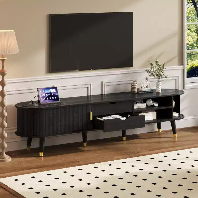 Meuble TV ovale cannelé en bois avec station de recharge pour téléviseurs jusqu'à 80 pouces, console multimédia de style Mid-Century avec porte coulissante à tambour