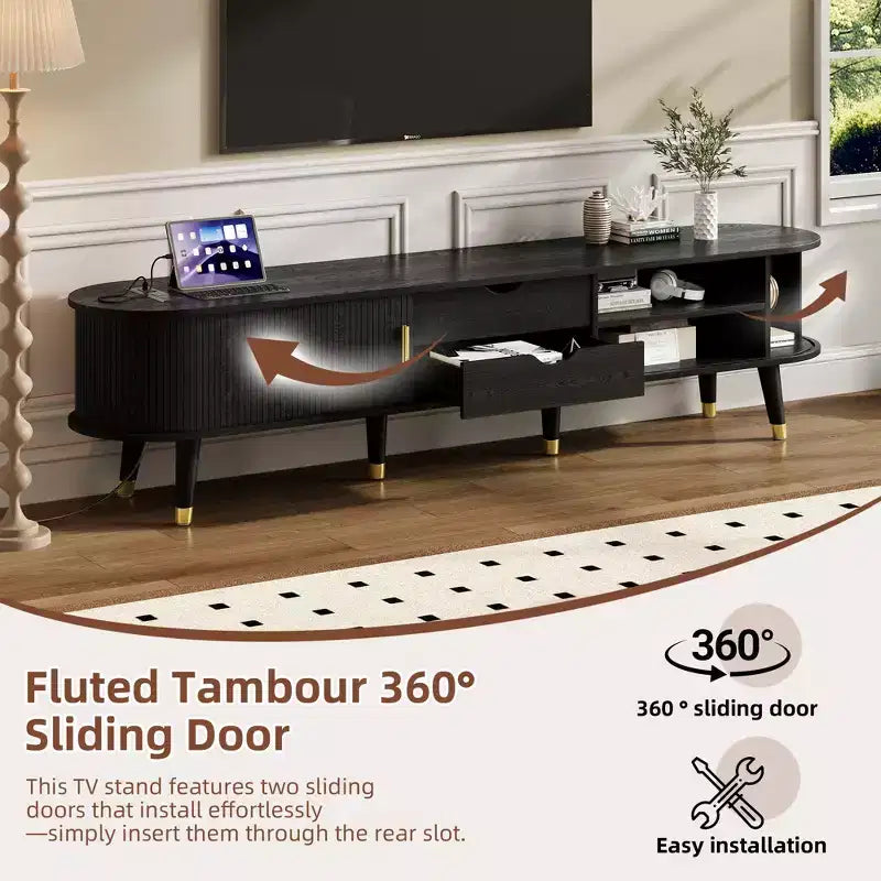 Meuble TV ovale cannelé en bois avec station de recharge pour téléviseurs jusqu'à 80 pouces, console multimédia de style Mid-Century avec porte coulissante à tambour