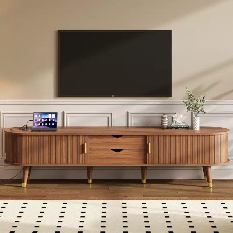 Meuble TV ovale cannelé en bois avec station de recharge pour téléviseurs jusqu'à 80 pouces, console multimédia de style Mid-Century avec porte coulissante à tambour