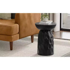 Table d'appoint contemporaine Willis de 13 pouces de large en manguier massif avec biseau en V, noire, assemblée