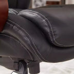 Fauteuil de bureau Bellamy noir, ergonomique, pivotant, réglable en hauteur, structure en bois